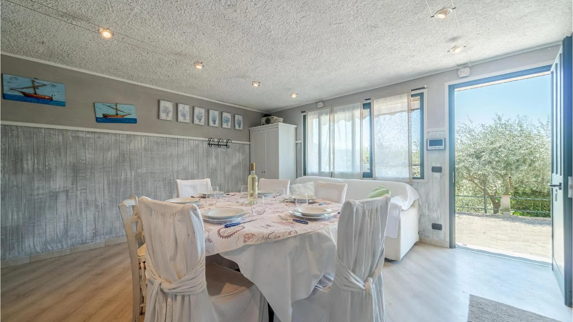 Holiday home 5 Bedroom Stunning Home In Chiavari