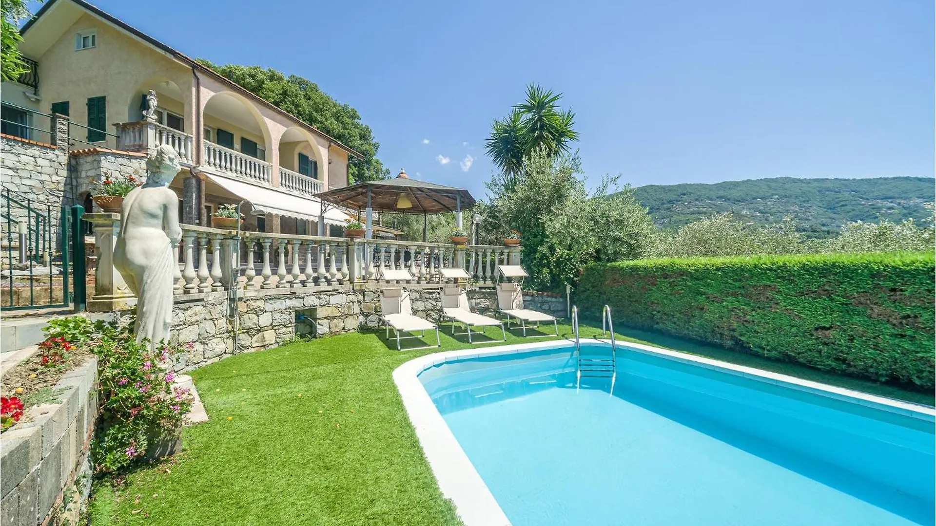 5 Bedroom Stunning Home In Chiavari