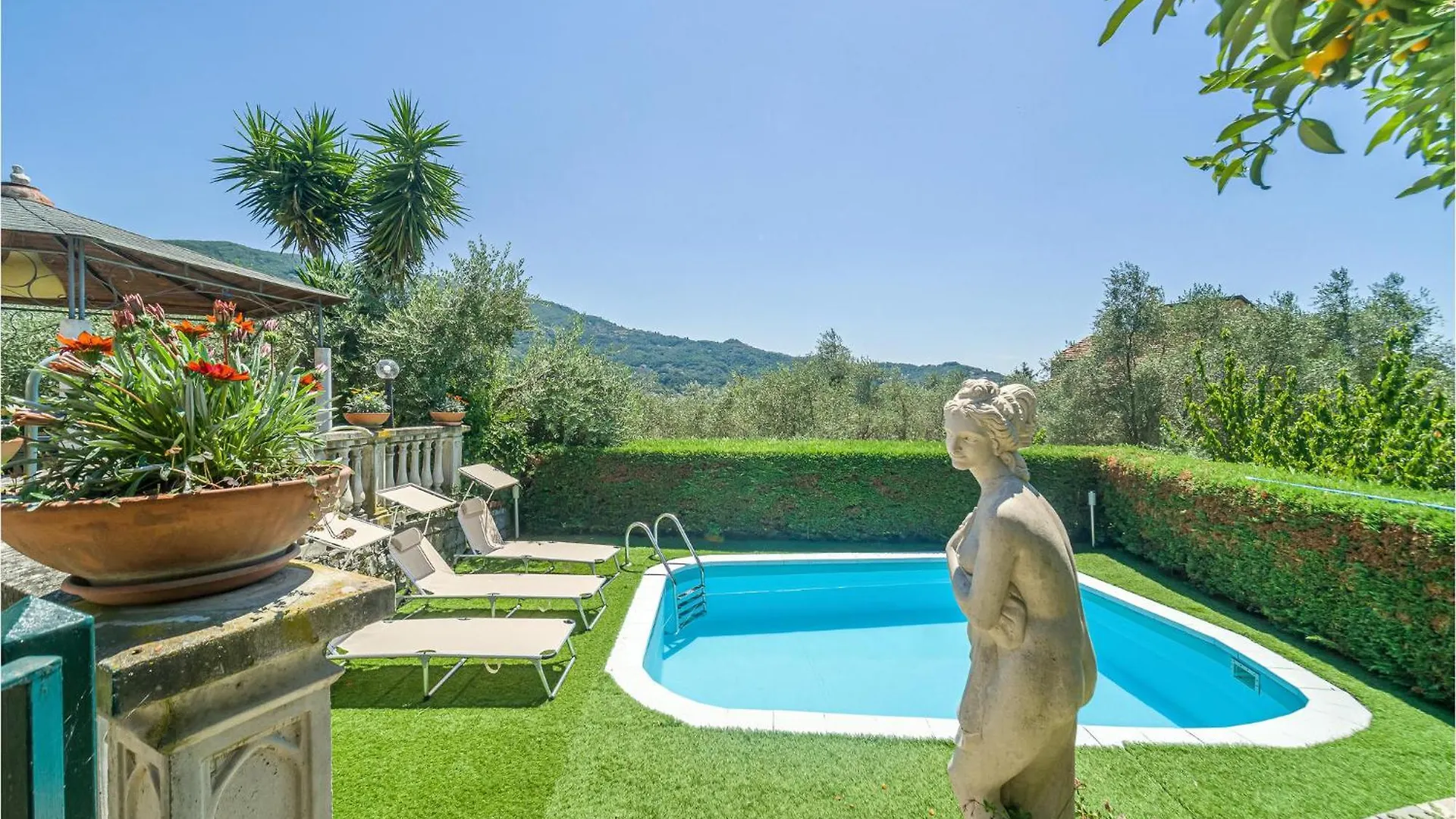 5 Bedroom Stunning Home In Chiavari 0*,