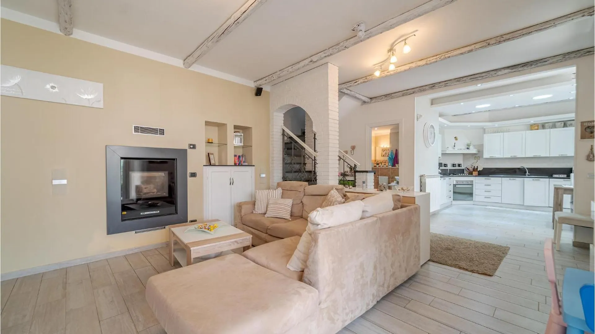 5 Bedroom Stunning Home In Chiavari