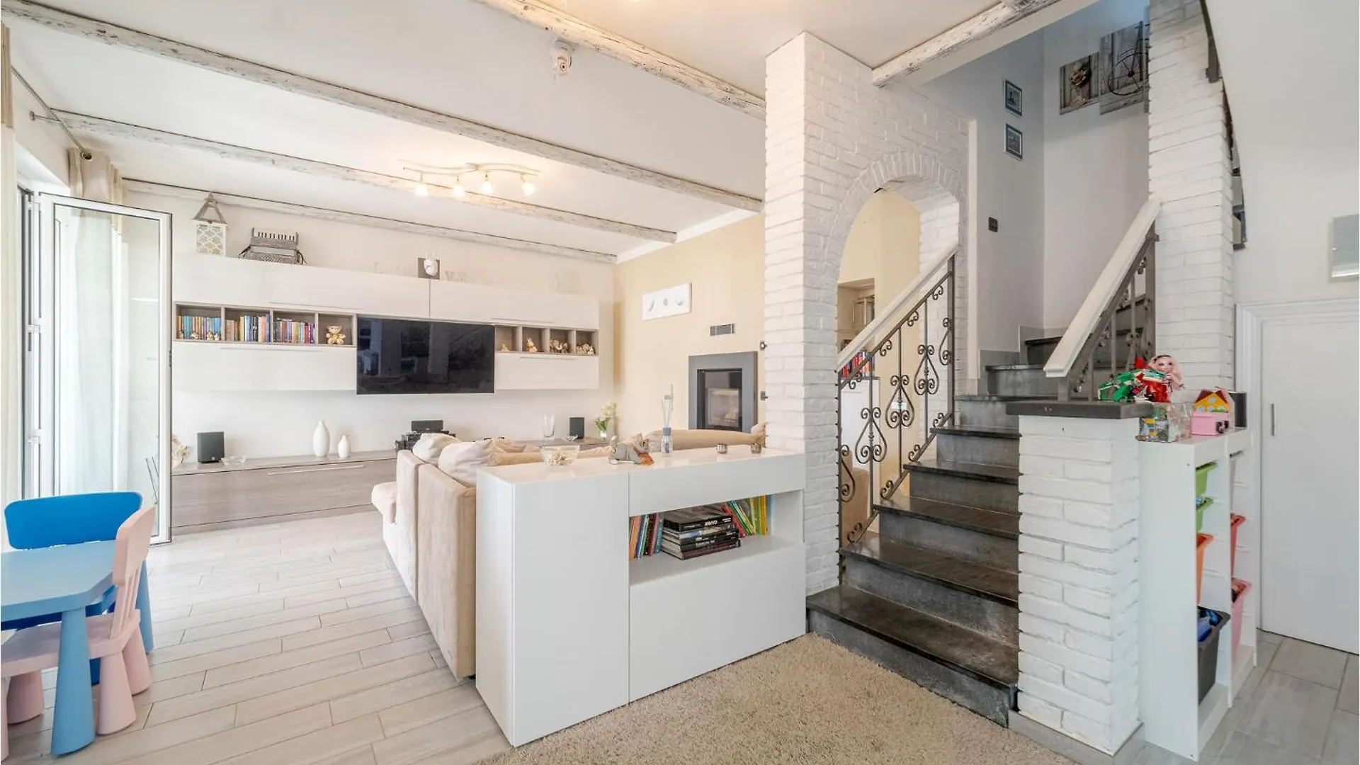 5 Bedroom Stunning Home In Chiavari 0*,  Italy