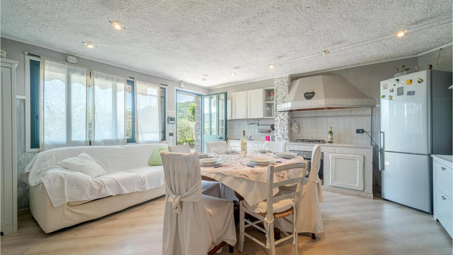 Holiday home 5 Bedroom Stunning Home In Chiavari