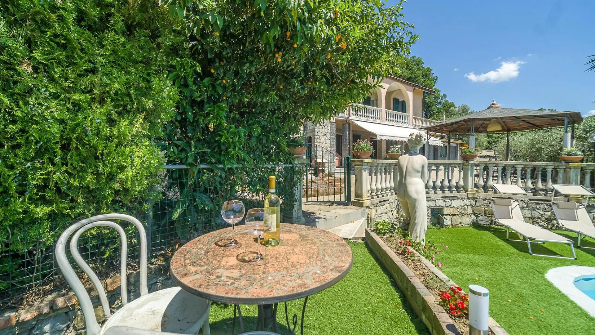 5 Bedroom Stunning Home In Chiavari