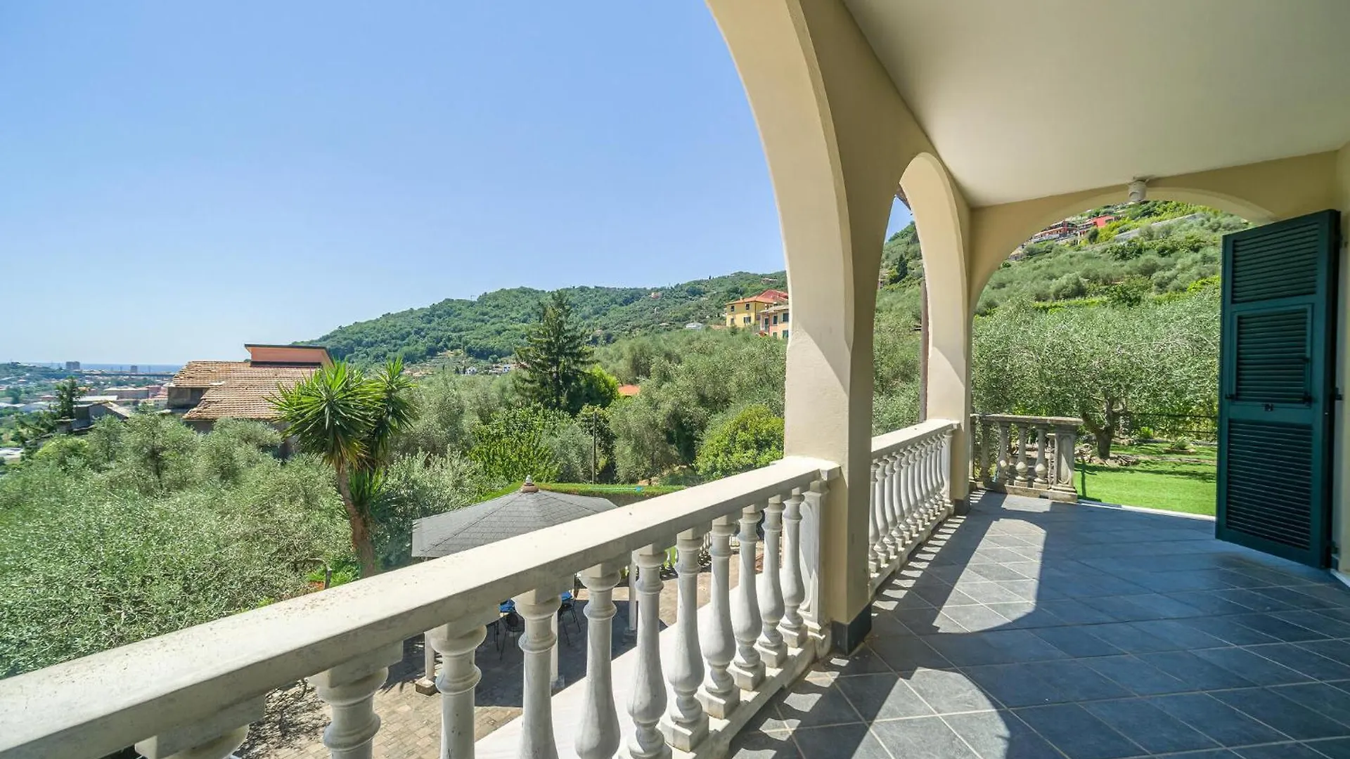 5 Bedroom Stunning Home In Chiavari 0*,